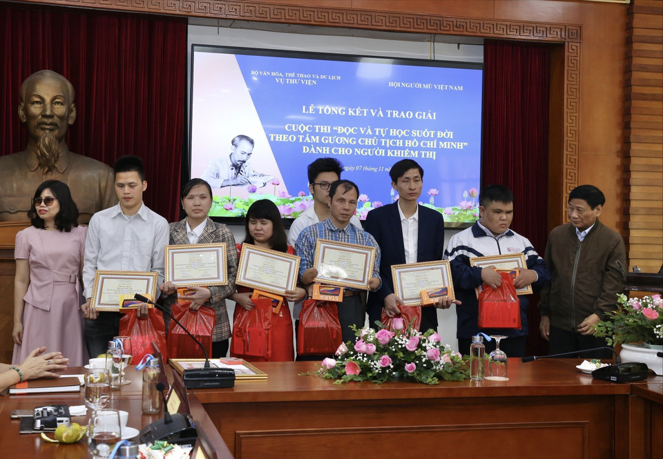 Trao giải cuộc thi 'Đọc và tự học suốt đời theo tấm gương Chủ tịch Hồ Chí Minh' năm 2020 dành cho người khiếm thị. (Ảnh: Hoàng Hiếu/TTXVN)