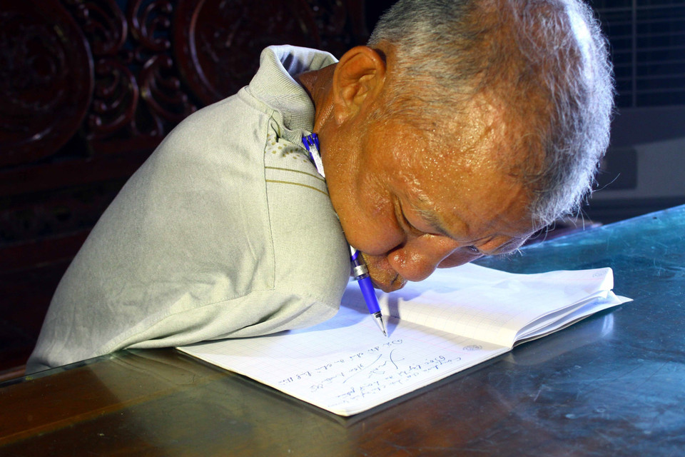 Người đàn ông cụt hai tay Hoa Xuân Tứ (sinh năm 1950, trú tại xóm 2, xã Châu Nhân, huyện Hưng Nguyên, tỉnh Nghệ An) là tấm gương tiêu biểu về tinh thần vượt qua mọi khó khăn, rèn ý chí, nghị lực để vươn lên trong cuộc sống. (Ảnh: Tá Chuyên/TTXVN)