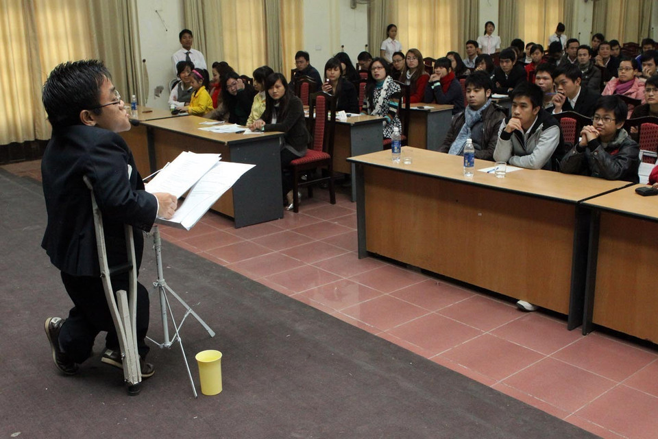 Anh Nguyễn Sơn Lâm, sinh năm 1982, quê Quảng Ninh, chỉ cao 90cm, nặng 27 kg, bị teo cả hai chân do di chứng chất độc da cam từ người cha, nhưng với ý chí và nghị lực vượt lên số phận, anh đã nỗ lực học tập, hoàn thành 2 bằng đại học tiếng Anh và tiếng Nhật, thành thạo giao tiếp tiếng Pháp, tích cực tham gia các hoạt động xã hội đóng góp sức lực, trí tuệ cho cộng đồng. (Ảnh: Dương Ngọc/TTXVN)