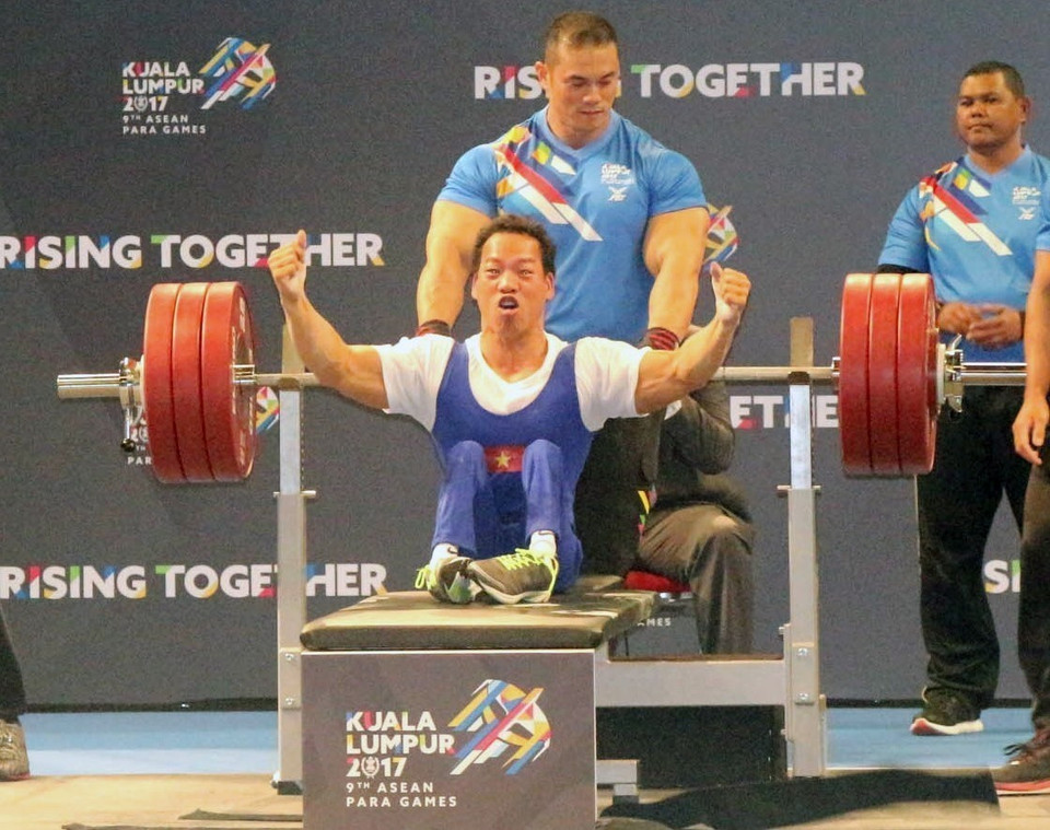 Vận động viên cử tạ Lê Văn Công ăn mừng sau khi xuất sắc giành huy chương Vàng và lập kỷ lục mới hạng cân 49kg tại ASEAN Para Games 2017 ở Malaysia. (Ảnh: Hoàng Nhương/TTXVN)