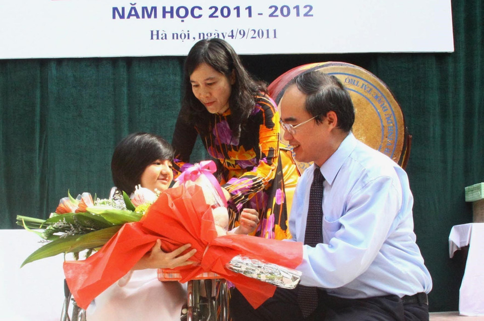 Phó Thủ tướng Nguyễn Thiện Nhân tặng quà cho học sinh Nguyễn Phương Anh, bị mắc bệnh xương thủy tinh nhưng đã phấn đấu học giỏi, thi đỗ vào lớp 10 của Trường THPT Việt Đức, Hà Nội. (Ảnh: Bích Ngọc/TTXVN)