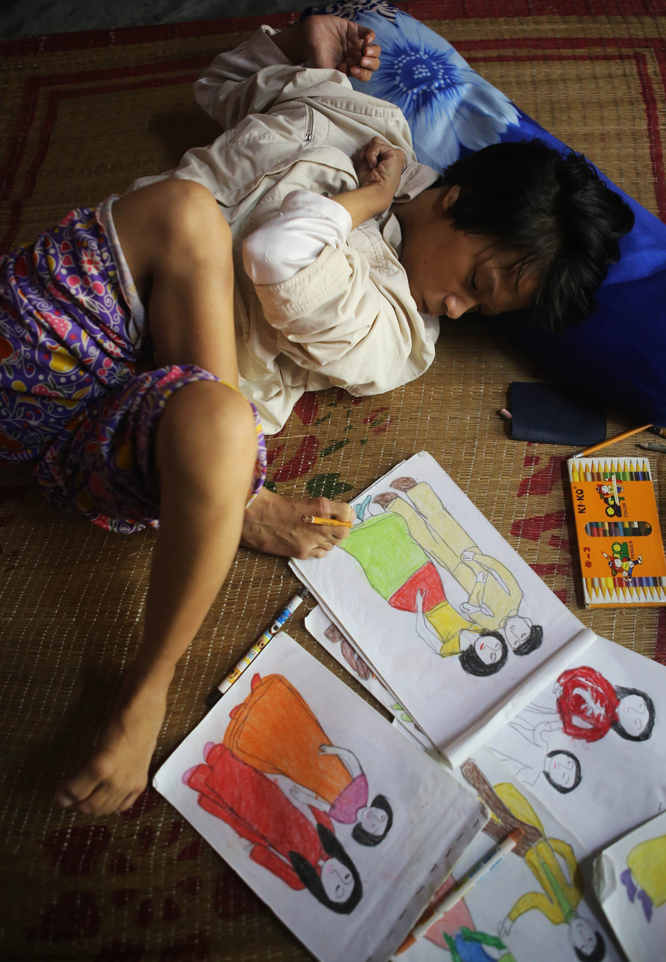 Mặc dù bị tật nguyền, chân tay co quắp, nhưng với ý chí và nghị lực, chị Huỳnh Thị Thảnh, ở thôn Hải Tân, xã Hương Bình, thị xã Hương Trà, tỉnh Thừa Thiên-Huế đã dùng đôi chân vẽ nên những bức tranh đẹp. (Ảnh: Hồ Cầu/TTXVN)