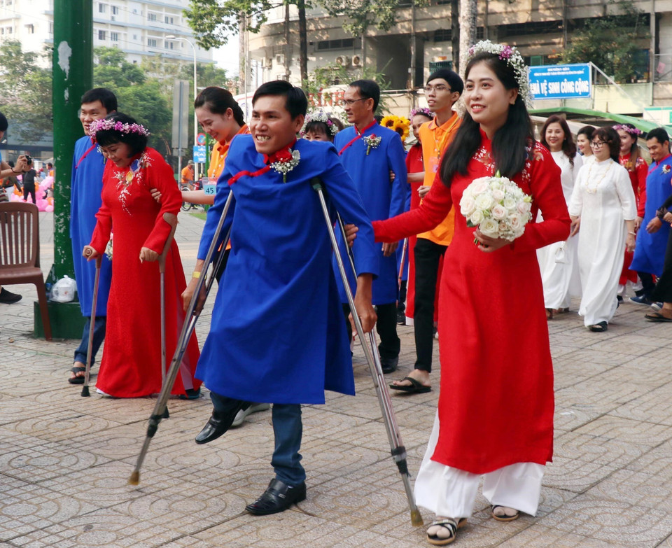 Niềm hạnh phúc của những cặp vợ chồng khuyết tật trong lễ cưới tập thể cho 50 cặp vợ chồng người khuyết tật có hoàn cảnh khó khăn ở Thành phố Hồ Chí Minh và các địa phương phía Nam (27/12/2019). (Ảnh: Xuân Khu/TTXVN)