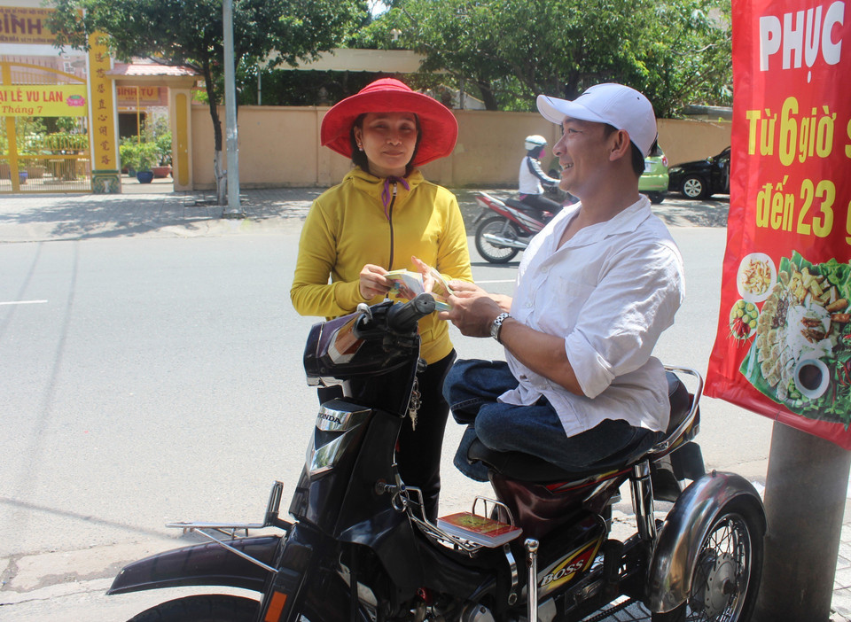 Bị nhiễm chất độc da cam từ người cha, anh Nguyễn Kiên (phường Thanh Bình, thành phố Biên Hòa, tỉnh Đồng Nai) bị viêm tủy sống, hai chân bị teo, không đi đứng được, thương tật 81%. Tuy nhiên, không lấy đó làm mặc cảm, tự ti, anh Kiên đã vượt lên nỗi đau bệnh tật, trở thành vận động viên khuyết tật môn điền kinh và giành nhiều huy chương trong các giải thể thao toàn quốc. Ngoài ra, anh Kiên còn phụ mẹ đi bán vé số dạo kiếm tiền nuôi bố bị bại liệt. (Ảnh: Lê Xuân/TTXVN)