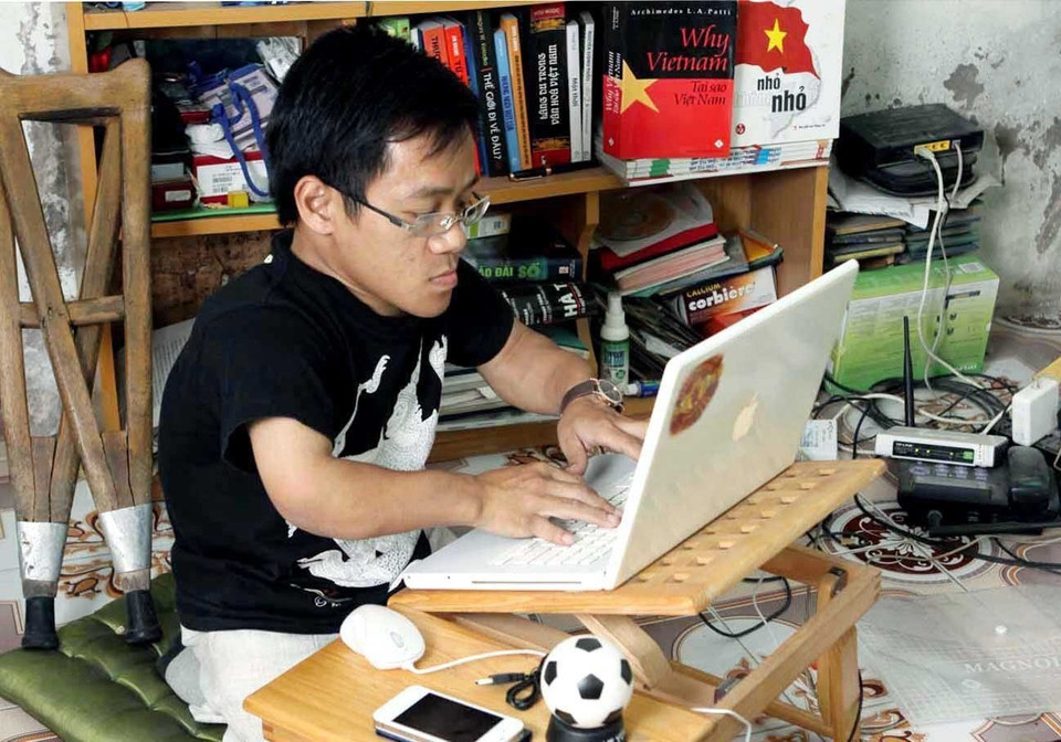 Anh Nguyễn Sơn Lâm, sinh năm 1982, quê Quảng Ninh, chỉ cao 90cm, nặng 27 kg, bị teo cả hai chân do di chứng chất độc da cam từ người cha, nhưng với ý chí và nghị lực vượt lên số phận, anh đã nỗ lực học tập, hoàn thành 2 bằng đại học tiếng Anh và tiếng Nhật, thành thạo giao tiếp tiếng Pháp, tích cực tham gia các hoạt động xã hội đóng góp sức lực, trí tuệ cho cộng đồng. (Ảnh: Dương Ngọc/TTXVN)