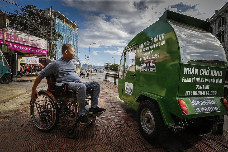 Anh Lê Huy Tích (sinh năm 1978), Giám đốc Công ty trách nhiệm hữu hạn một thành viên người khuyết tật Hòa Bình, bị liệt 2 chân do tai nạn giao thông, đã vượt lên số phận, nghiên cứu, mày mò tạo ra chiếc đầu kéo xe lăn để phục vụ việc đi lại cho người khuyết tật. Năm 2018, sản phẩm đầu kéo xe lăn ETIC của anh Tích đoạt giải ba Cuộc thi ý tưởng khởi nghiệp sáng tạo thanh niên tỉnh và đoạt giải cuộc thi sáng tạo dành cho người khuyết tật SDG Challenge năm 2019. (Ảnh: Trọng Đạt/TTXVN)