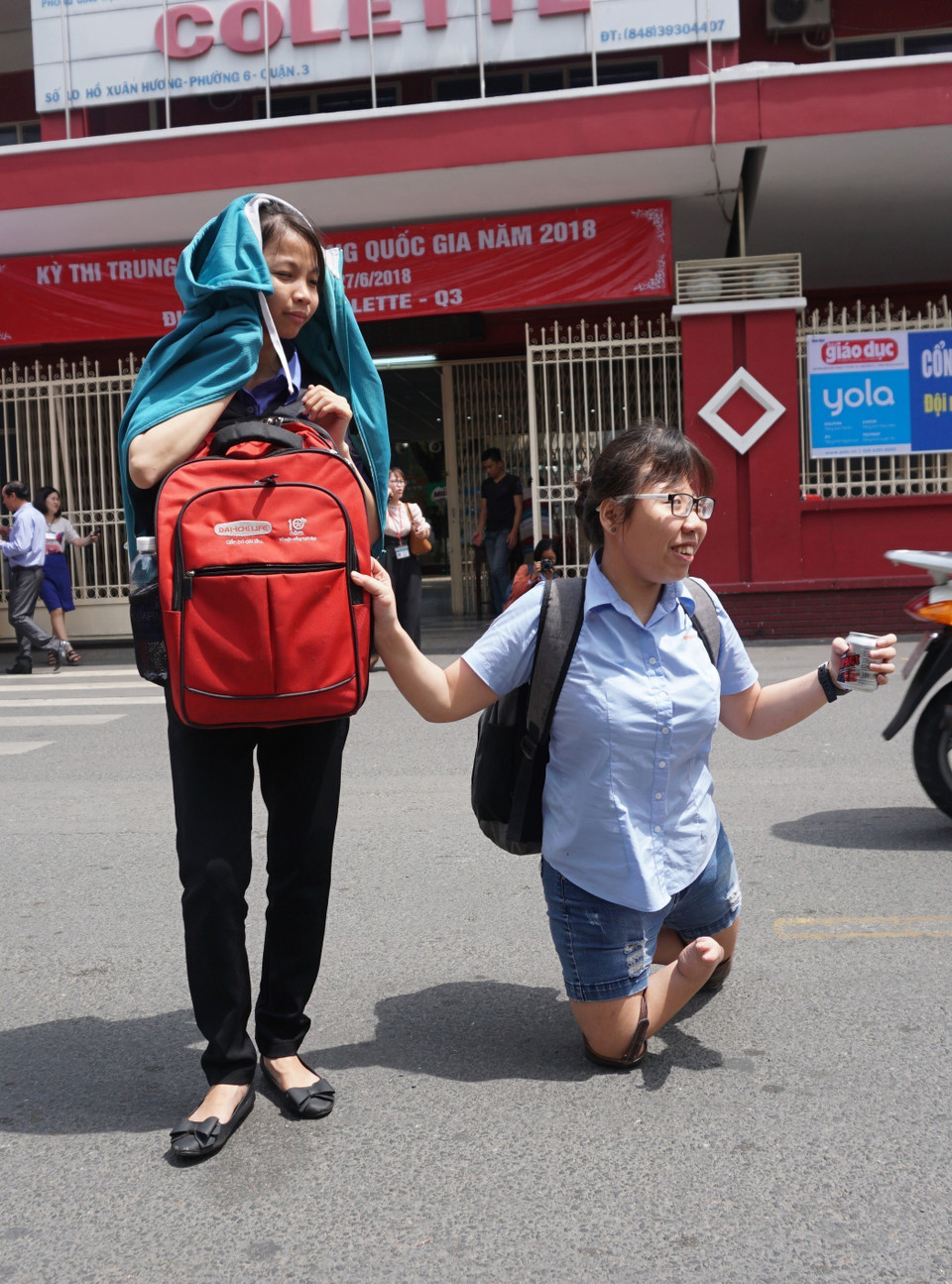 Thí sinh Phạm Thị Thu Thủy (phải), sinh sống tại Làng trẻ Hòa Bình, Thành phố Hồ Chí Minh nhưng luôn có tinh thần vươn lên để thực hiện ước mơ của riêng mình, tự tin đến dự thi tại điểm thi Trường Trung học cơ sở Colette. (Ảnh: TTXVN phát)