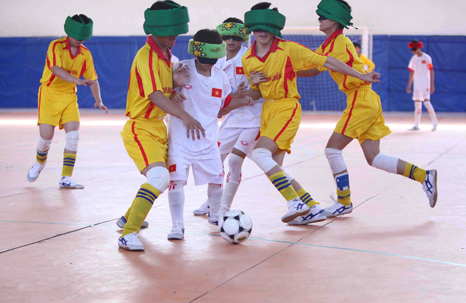 Các vận động viên khiếm thị tự tin tham gia thi đấu môn bóng đá tại Hội thi Thể thao học sinh khuyết tật toàn quốc lần thứ VI năm 2015 ở thành phố Cần Thơ. (Ảnh: Quý Trung/TTXVN)