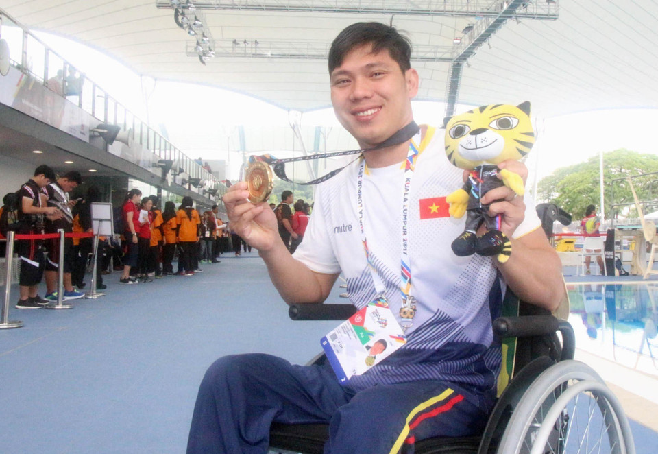 Vận động viên Võ Thanh Tùng lập kỷ lục mới tại ASEAN Para Games 2017 ở nội dung bơi 200 mét nam hạng thương tật S5. Đây là lần đầu tiên Việt Nam có được huy chương Vàng ở nội dung này. (Ảnh: TTXVN)