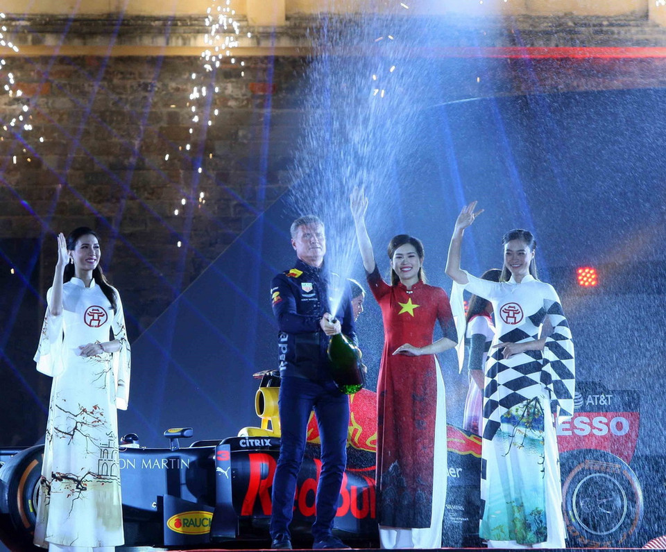 Nghi thức mở sâmpanh ăn mừng Giải đua xe công thức 1. (Ảnh: Thanh Tùng/TTXVN)