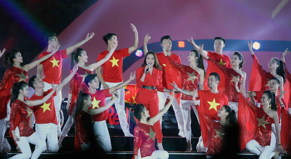  Ca sỹ Mỹ Tâm và các nghệ sỹ biểu diễn chương trình. (Ảnh: Thanh Tùng/TTXVN)