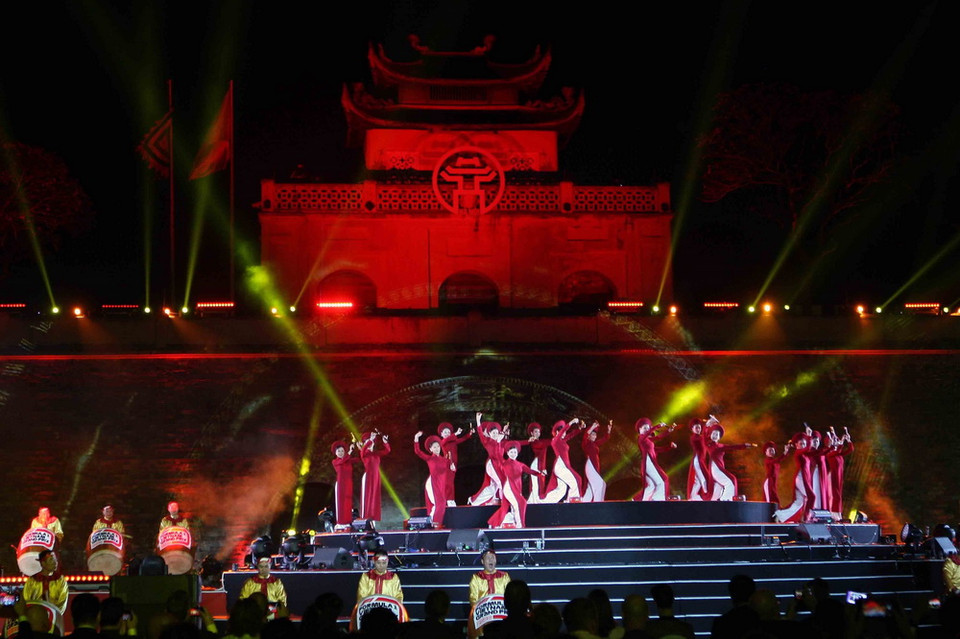 Màn trống hội mở đầu chương trình. (Ảnh: Thanh Tùng/TTXVN)