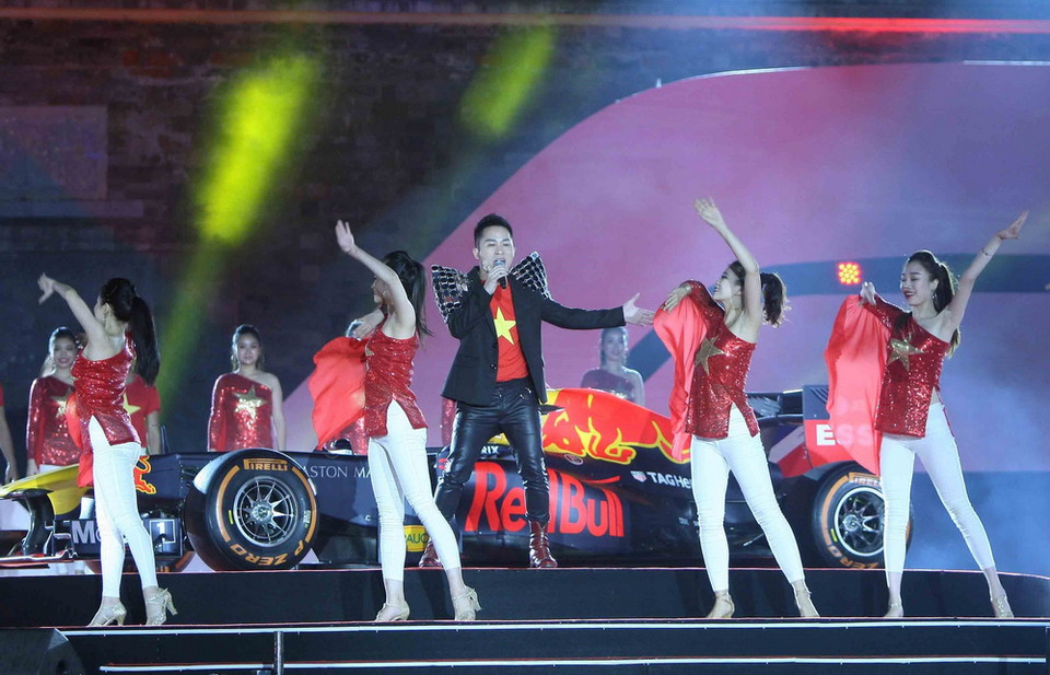 Ca sĩ Tùng Dương biểu diễn trong chương trình. (Ảnh: Thanh Tùng/TTXVN)