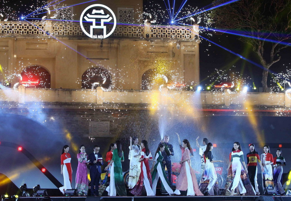 Nghi thức mở sâmpanh ăn mừng Giải đua xe công thức 1. (Ảnh: Thanh Tùng/TTXVN)