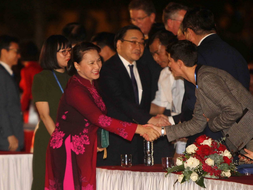 Chủ tịch Quốc hội Nguyễn Thị Kim Ngân và các đại biểu tham dự chương trình. (Ảnh: Thanh Tùng/TTXVN)