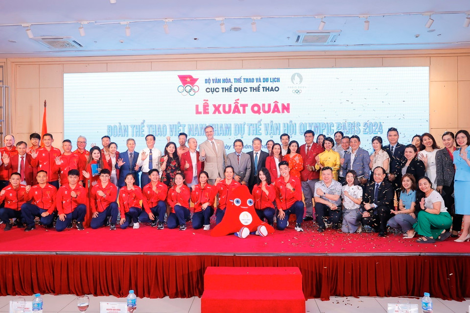 Các đại biểu chụp ảnh chung với Đoàn Thể thao Việt Nam tại lễ xuất quân. (Ảnh: Minh Quyết/TTXVN)