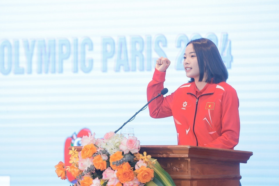 Vận động viên môn Cầu lông Nguyễn Thùy Linh, đại diện các VĐV tham dự Olympic Paris 2024 phát biểu. (Ảnh: Minh Quyết/TTXVN)