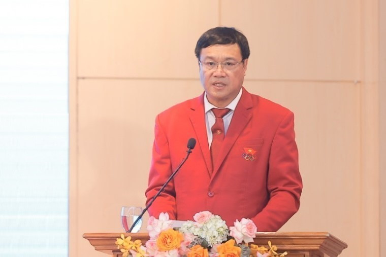 Ông Đặng Hà Việt, Cục trưởng Cục Thể dục Thể thao, Trưởng đoàn Thể thao Việt Nam tham dự Olympic Paris 2024 báo cáo tại lễ xuất quân. (Ảnh: Minh Quyết/TTXVN)