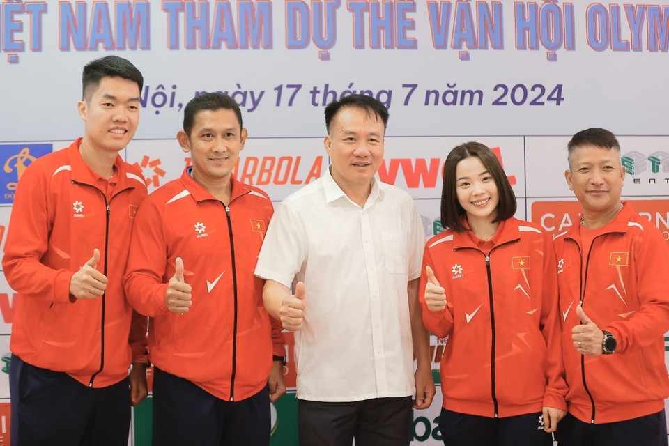 Hai vận động viên môn cầu lông Nguyễn Thùy Linh (thứ 2, bên phải) và Lê Đức Phát (bên trái) tại lễ xuất quân. (Ảnh: Minh Quyết/TTXVN)