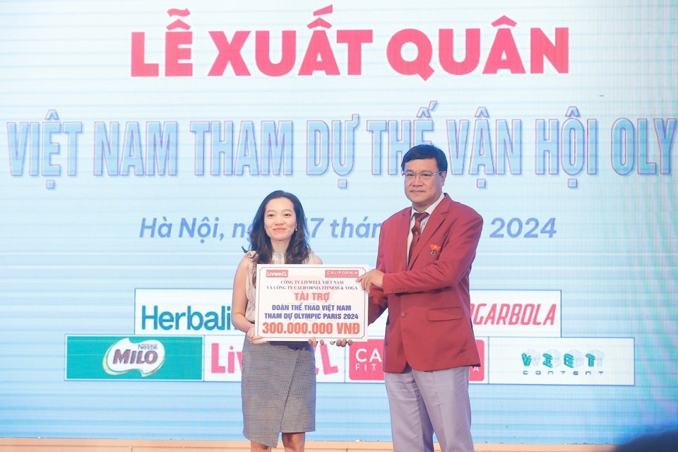 Đại diện nhà tài trợ trao tiền tài trợ cho Đoàn Thể thao Việt Nam tham dự Olympic Paris 2024. (Ảnh: Minh Quyết/TTXVN)