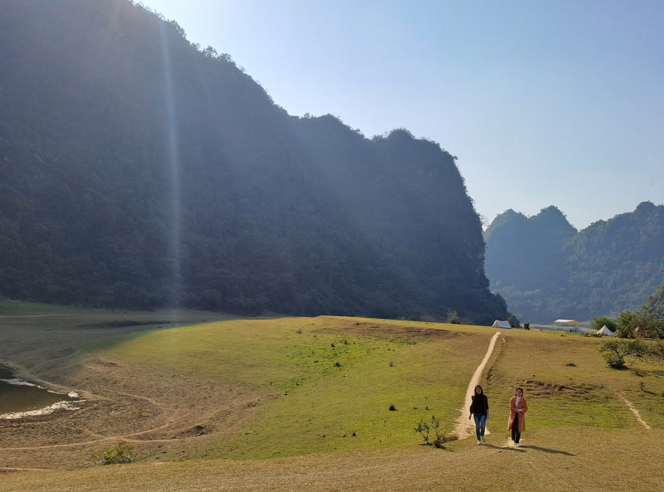 Mùa Đông, hồ cạn nước, tạo thành một thảo nguyên thơ mộng trải dài ngút tầm mắt. (Ảnh: Quốc Đạt/TTXVN)