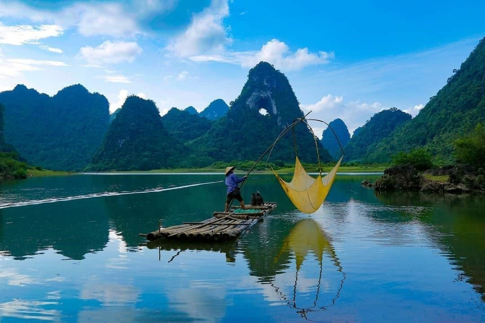 Nước ngập tràn dưới thung lũng, tạo thành hồ nước xanh như ngọc bích. (Ảnh: Quốc Đạt/TTXVN)