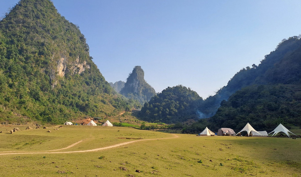 Một số du khách rất thích thú khi trải nghiệm ngủ trong những lều bạt dựng trong thung lũng, nếm trải cảm giá yên tĩnh như thuở hồng hoang. (Ảnh: Quốc Đạt/TTXVN)
