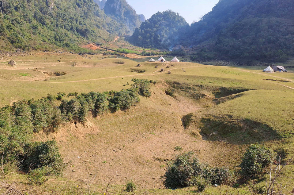 Do cấu tạo địa hình carter, nhiều lỗ hổng trong lòng đất nên mùa khô, nước trong hồ rút hết, không được bổ sung, chỉ còn trơ lại những hố thoát nước trên mặt đất. (Ảnh: Quốc Đạt/TTXVN)