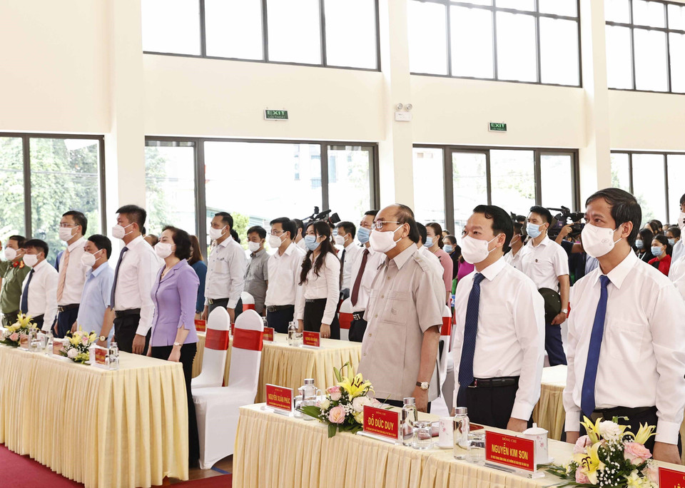 Chủ tịch nước Nguyễn Xuân Phúc và các giáo viên cùng học sinh Trường Phổ thông Dân tộc nội trú THPT tỉnh Yên Bái thực hiện nghi lễ chào cờ. (Ảnh: Thống Nhất/TTXVN)