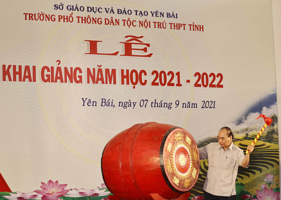 Chủ tịch nước Nguyễn Xuân Phúc đánh trống khai giảng năm học mới. (Ảnh: Thống Nhất/TTXVN)
