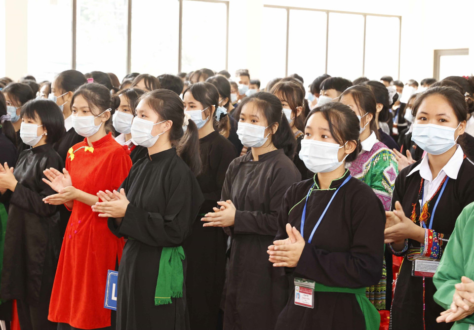 Học sinh Trường Phổ thông Dân tộc nội trú THPT tỉnh Yên Bái dự Lễ khai giảng năm học mới. (Ảnh: Thống Nhất/TTXVN)
