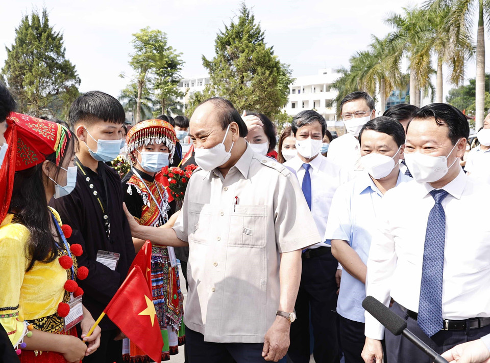 Chủ tịch nước Nguyễn Xuân Phúc với các giáo viên và học sinh Trường Phổ thông Dân tộc nội trú THPT tỉnh Yên Bái. (Ảnh: Thống Nhất/TTXVN)