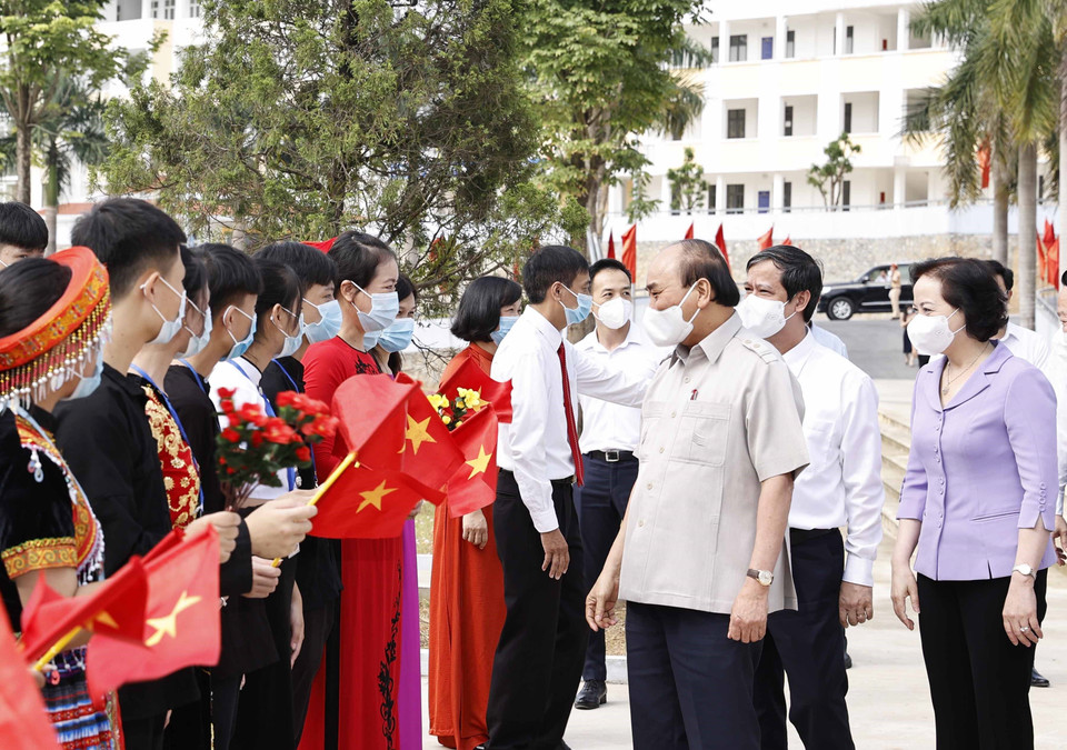 Chủ tịch nước Nguyễn Xuân Phúc với các giáo viên và học sinh Trường Phổ thông Dân tộc nội trú Trung học phổ thông tỉnh Yên Bái. (Ảnh: Thống Nhất/TTXVN)