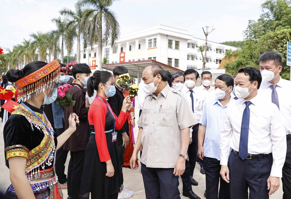 Chủ tịch nước Nguyễn Xuân Phúc với các giáo viên và học sinh Trường Phổ thông Dân tộc nội trú THPT tỉnh Yên Bái. (Ảnh: Thống Nhất/TTXVN)