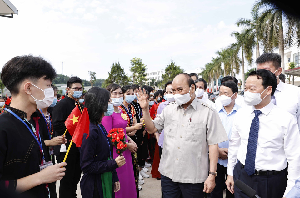 Chủ tịch nước Nguyễn Xuân Phúc với các giáo viên và học sinh Trường Phổ thông Dân tộc nội trú Trung học phổ thông tỉnh Yên Bái. (Ảnh: Thống Nhất/TTXVN)