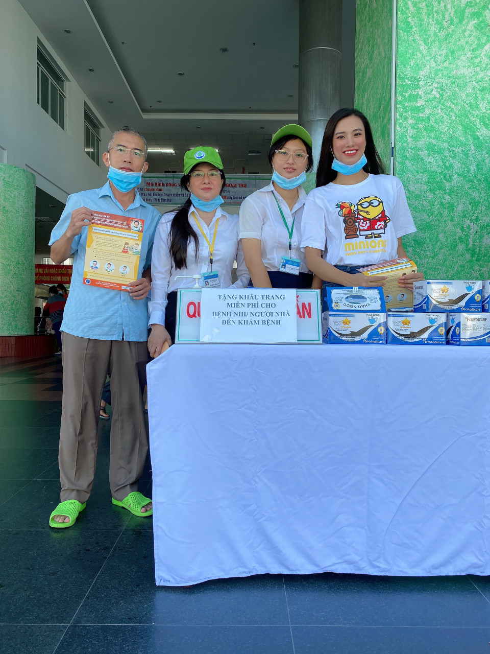Á hậu Kim Duyên còn cùng các y bác sỹ và tình nguyện viên hướng dẫn người dân cách sử dụng khẩu trang đúng cách, cũng như một số lưu ý trong việc phòng chống dịch viêm đường hô hấp cấp do chủng mới của virus corona gây ra. (Ảnh: Vietnam+)