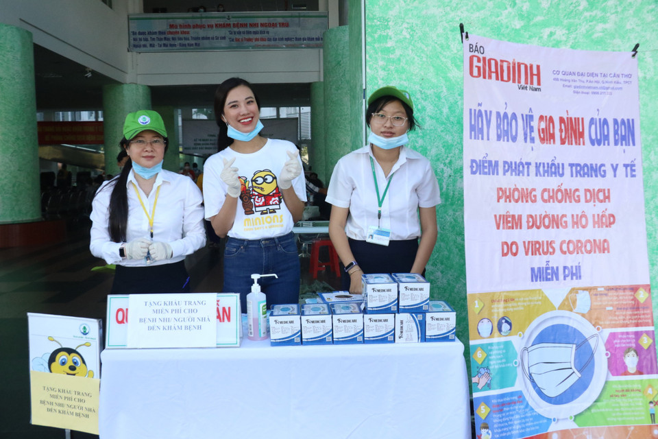 Là người quan tâm đến các hoạt động thiện nguyện cộng đồng, những ngày qua, Á hậu Kim Duyên sau khi phụ người dân quê nhà bán dưa hấu và mua ủng hộ gần 400 kg dưa giúp bà con, cô vừa tiếp tục phối hợp cùng bạn bè tổ chức hoạt động phát khẩu trang y tế miễn phí tại các bệnh viện. (Ảnh: Vietnam+)