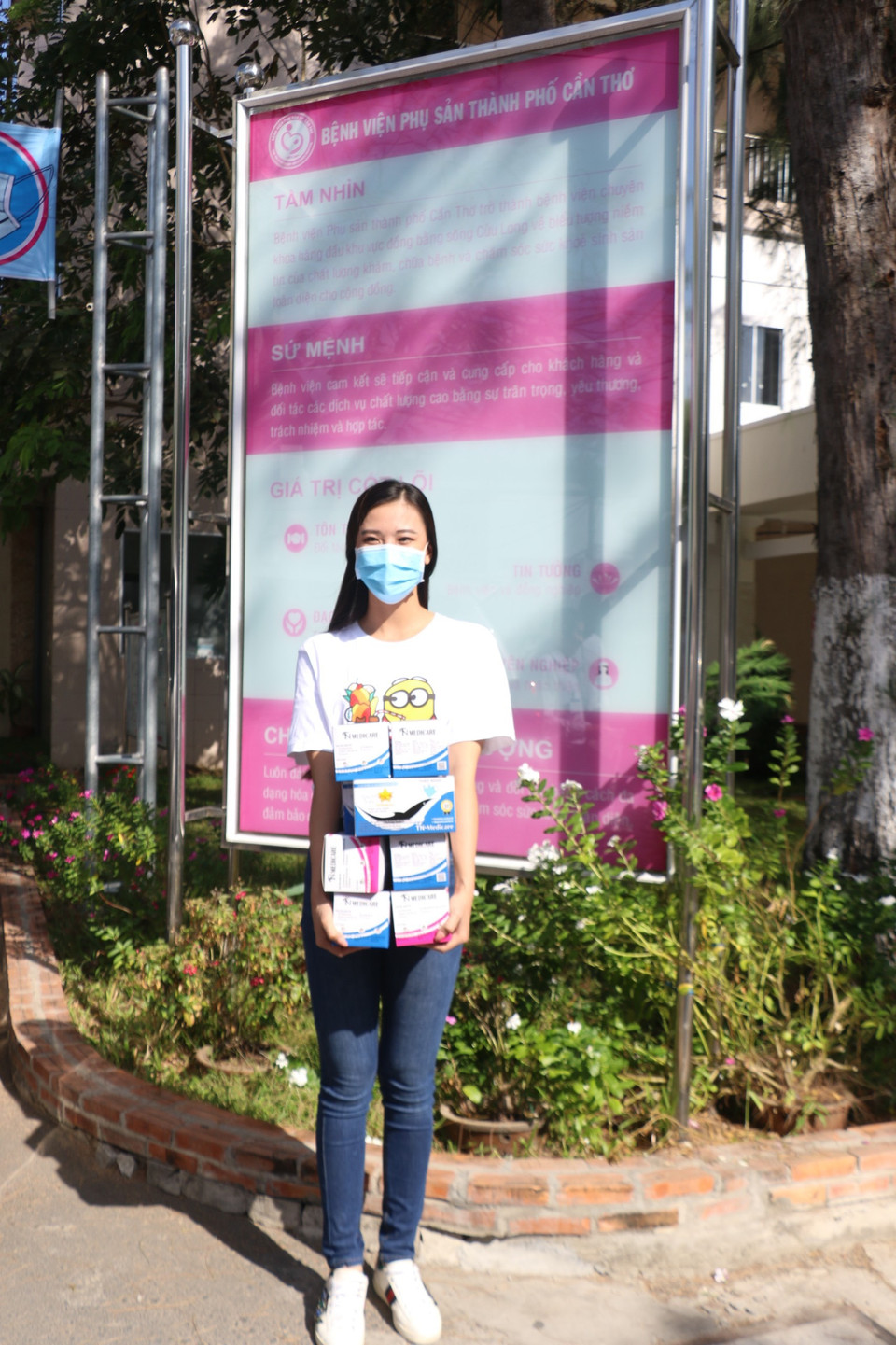 Á hậu Kim Duyên chia sẻ: 'Nhiều người vẫn chưa có thói quen đeo khẩu trang khi đến nơi công cộng. Điều này vừa ảnh hưởng đến sức khỏe bản thân, vừa ảnh hưởng đến người xung quanh trong mùa dịch bệnh. Duyên nghĩ mỗi người cần chủ động tự bảo vệ mình.' (Ảnh: Vietnam+)