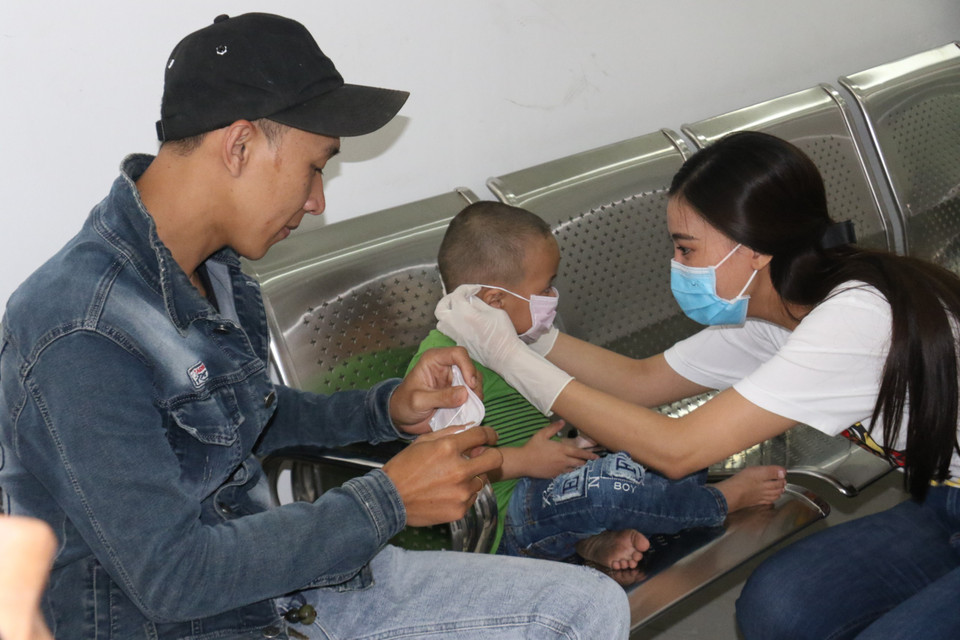  Kim Duyên phát khẩu trang cho các bệnh nhân và người nhà ở Bệnh viện Nhi và Bệnh viện Phụ sản thành phố Cần Thơ. (Ảnh: Vietnam+)