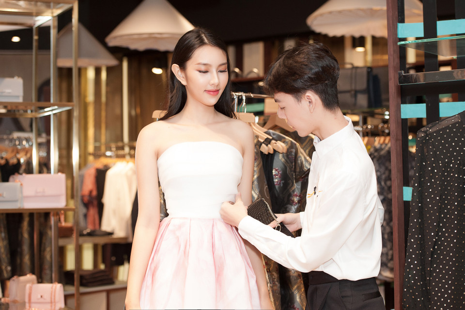 Ngoài quốc phục, đầm dạ hội đêm chung kết, cô cần chuẩn bị không ít trang phục cho từng hoạt động. (Ảnh: Tân Lê)