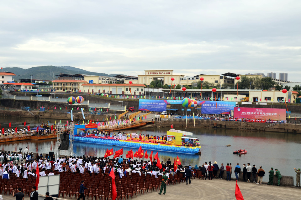 Chương trình Giao lưu Hát đối trên sông được tổ chức tại dòng sông biên giới Bắc Luân, thành phố Móng Cái. (Ảnh: Đức Hiếu/TTXVN)