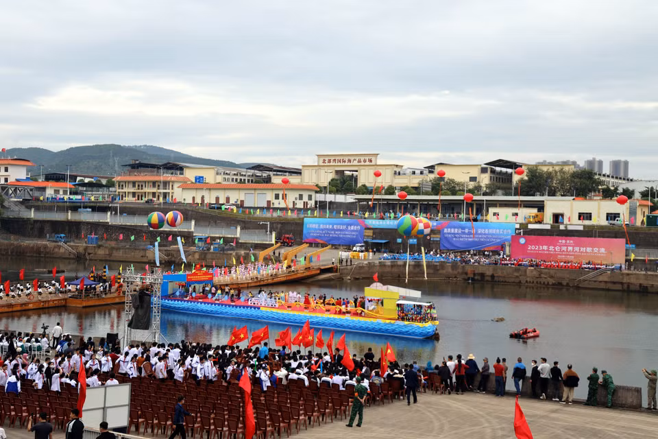 Chương trình Giao lưu Hát đối trên sông được tổ chức tại dòng sông biên giới Bắc Luân, thành phố Móng Cái. (Ảnh: Đức Hiếu/TTXVN)