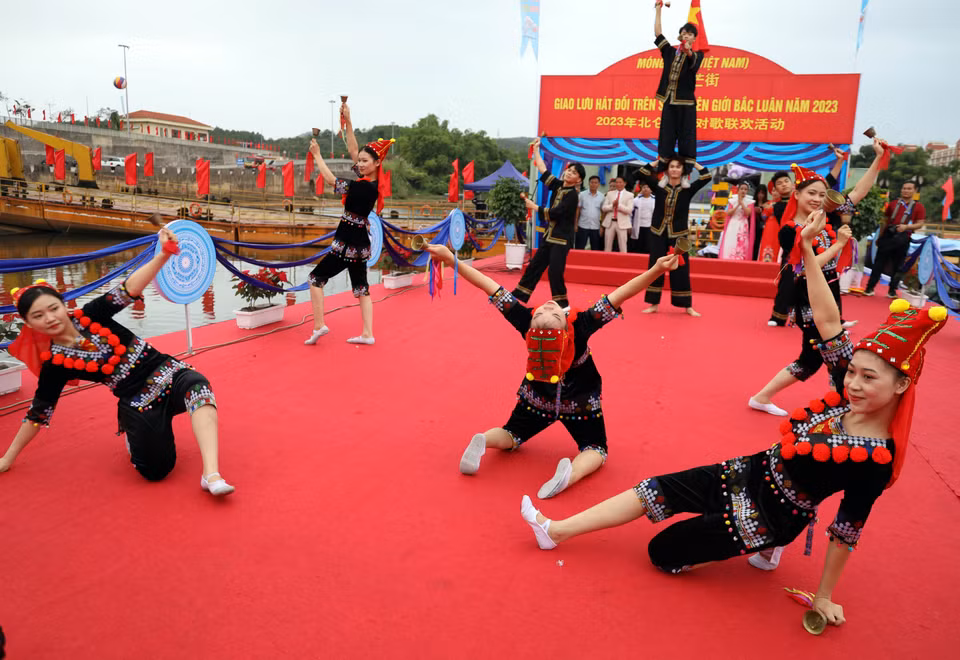 Màn múa của phía Việt Nam. (Ảnh: Đức Hiếu/TTXVN) ﻿