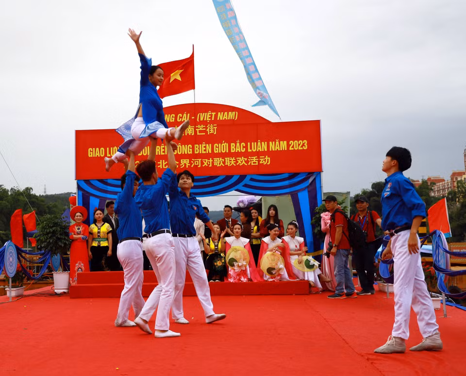 Màn múa của thanh niên Việt Nam. (Ảnh: Đức Hiếu/TTXVN)