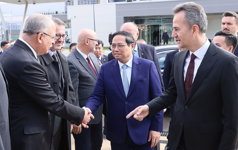 Thủ tướng Phạm Minh Chính thăm Tập đoàn Công nghiệp Hàng không Vũ trụ Thổ Nhĩ Kỳ. (Ảnh: Dương Giang/TTXVN)