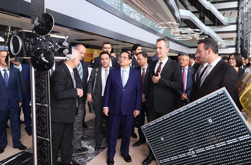 Thủ tướng Phạm Minh Chính xem mô hình sản phẩm của Tập đoàn Công nghiệp Hàng không Vũ trụ Thổ Nhĩ Kỳ. (Ảnh: Dương Giang/TTXVN)