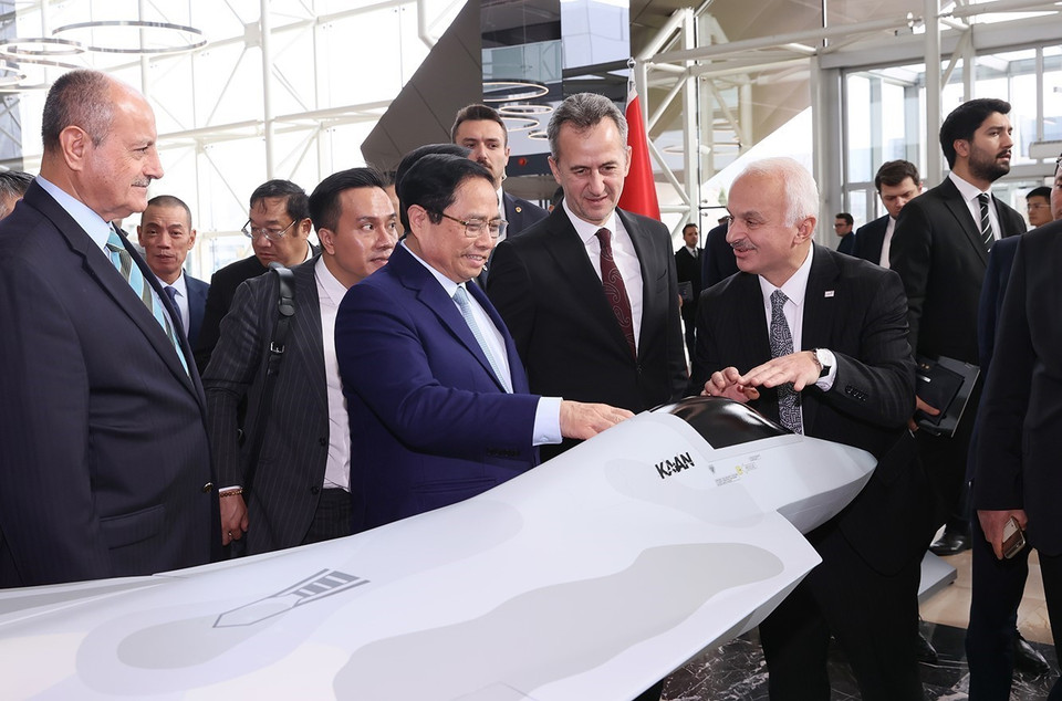Thủ tướng Phạm Minh Chính xem mô hình sản phẩm của Tập đoàn Công nghiệp Hàng không Vũ trụ Thổ Nhĩ Kỳ. (Ảnh: Dương Giang/TTXVN)
