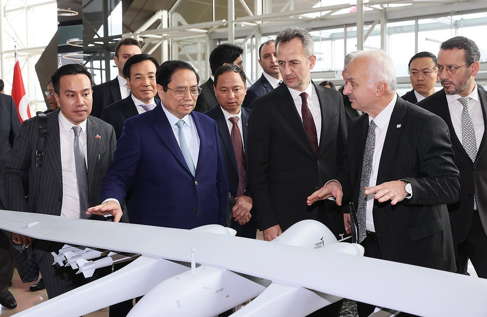 Thủ tướng Phạm Minh Chính xem mô hình sản phẩm của Tập đoàn Công nghiệp Hàng không Vũ trụ Thổ Nhĩ Kỳ. (Ảnh: Dương Giang/TTXVN)