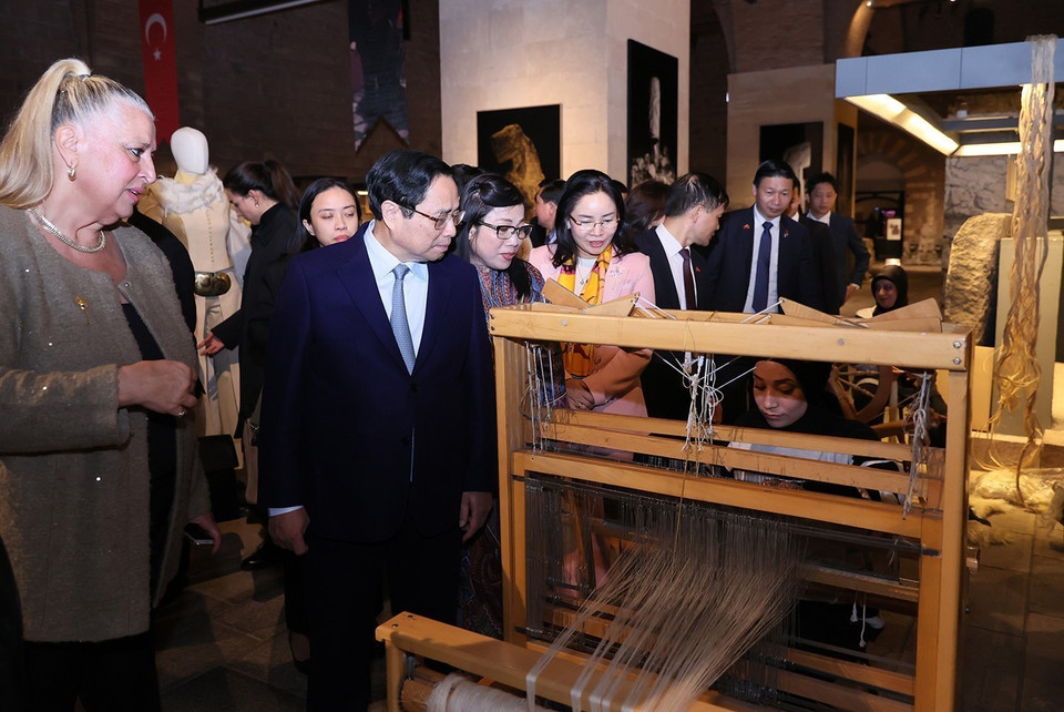 Tham quan Bảo tàng, Thủ tướng Chính phủ Phạm Minh Chính cho rằng đây là cơ hội khám phá lịch sử, văn hóa của những nền văn minh cổ xưa nhất thế giới. (Ảnh: Dương Giang/TTXVN)