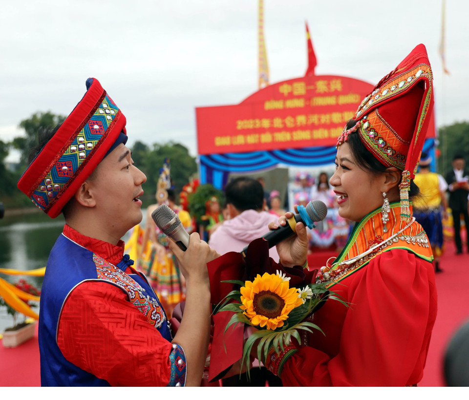 Màn hát song ca của 2 ca sỹ Trung Quốc. (Ảnh: Đức Hiếu/TTXVN)